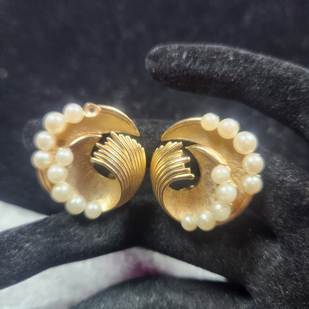 Vintage Crown Trifari Gold Tone Faux Pearl Swirl Clip On‎ Earrings Signed